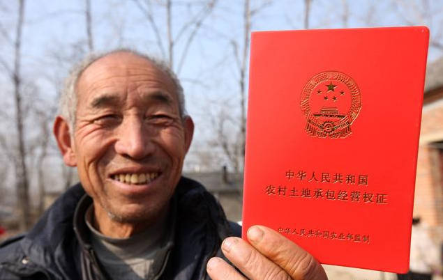 農(nóng)民就是土地承包經(jīng)營(yíng)權(quán)的物權(quán)權(quán)利人