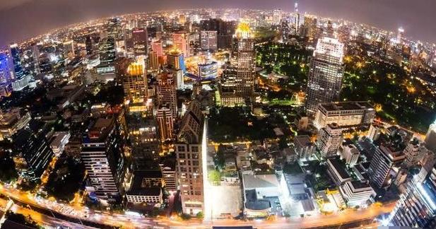 車?yán)锏娜硕己孟窆揞^里的沙丁魚