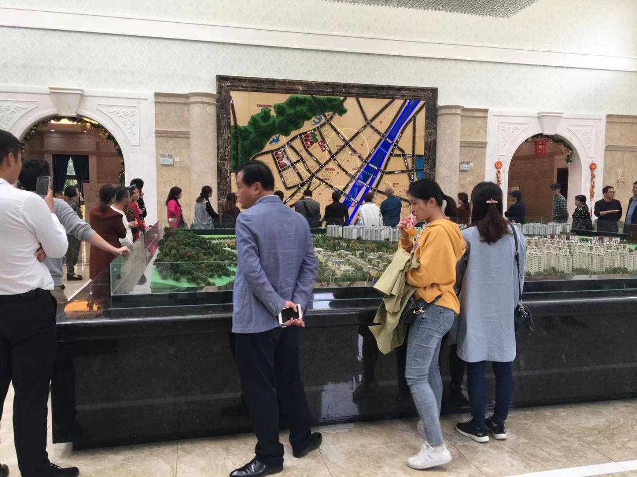 但項(xiàng)目直到正式開(kāi)盤(pán)才開(kāi)始布置廣告牌