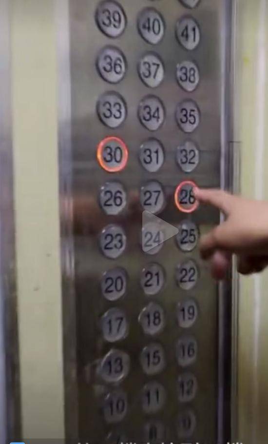 來(lái)到鄧女士抽到的回遷房門(mén)口