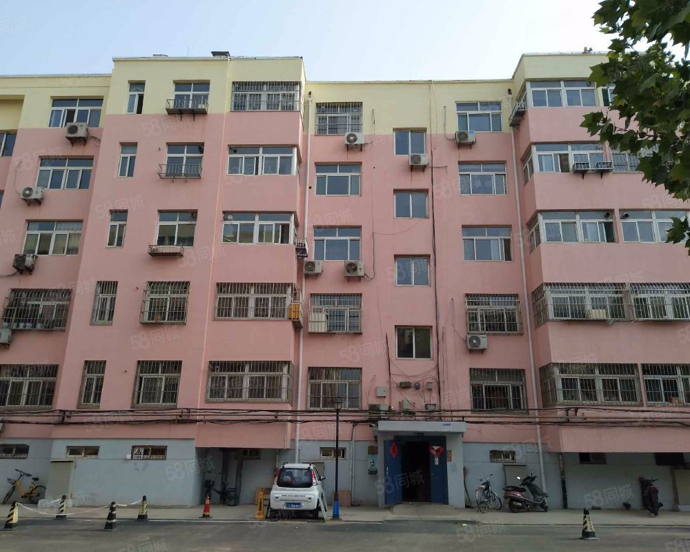 小區(qū)崗亭處已經(jīng)放置了搬家登記表