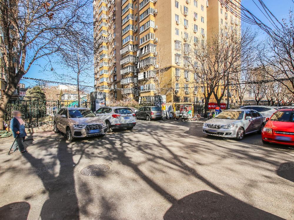 而且天鑫家園里外都比這兩小區(qū)要新一點(diǎn)