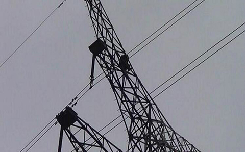 一條即將架設(shè)的高壓線從小區(qū)門前穿過(guò)