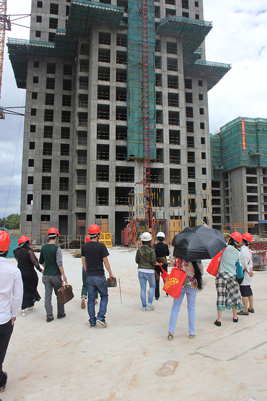 等待拿到薪水的農民工和期盼交房的購房者